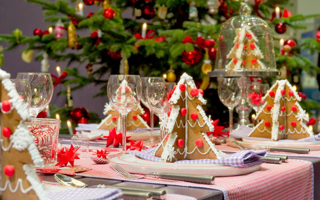 Рождественское печенье как украшение стола, красивая европейская традиция, правда? Его привязывают к салфеткам, просто кладут на тарелку или на скатерть