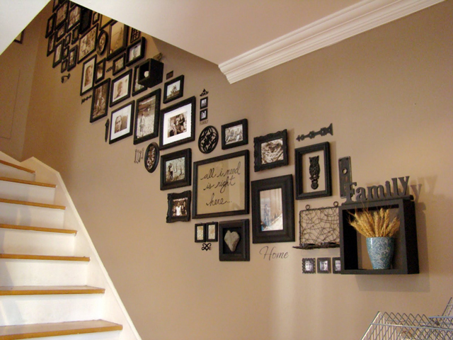 С помощью фотографий можно украсить пространство около винтовых лестниц в доме