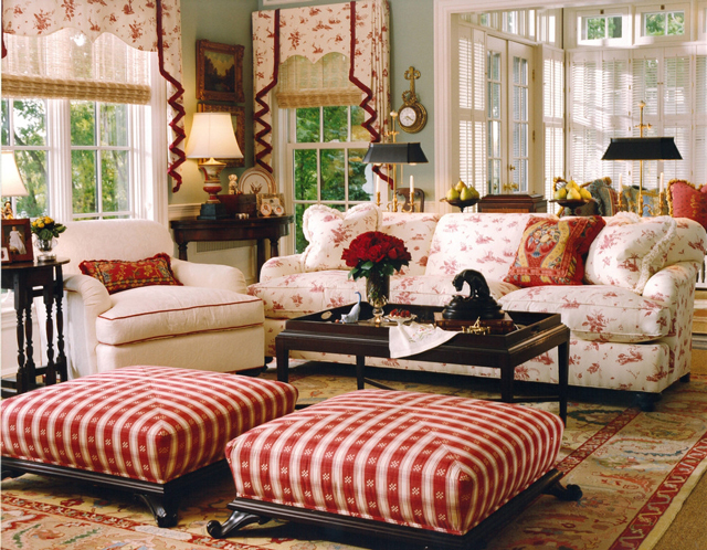 Расцветка мягкой мебели не обязана быть такой же строгой как общее оформление помещения. Здесь приветствуются достаточно яркие цветовые решения с использованием весьма броских и крупных рисунков
