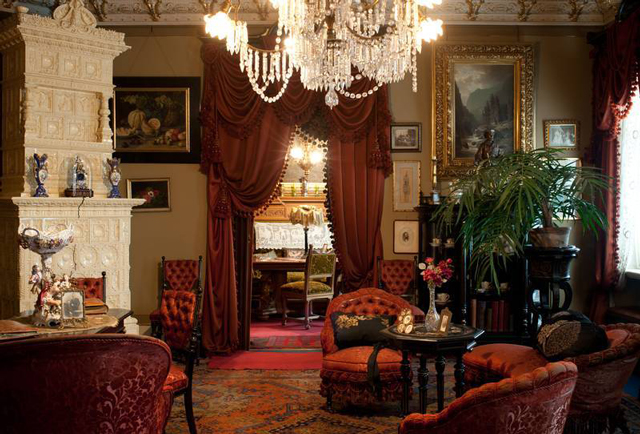 Для викторианского стиля является характерным обилие комнатных растений, которые обычно группируют на полу в одном из углов комнаты