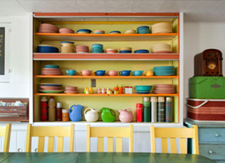 Используйте необычные стеллажи, где будет храниться посуда или другая кухонная утварь. На различных полочках расставьте коллекцию интересных декоративных чашек или чайничков
